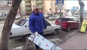 Rüzgarda uçan sac levhadan ucuz kurtuldu