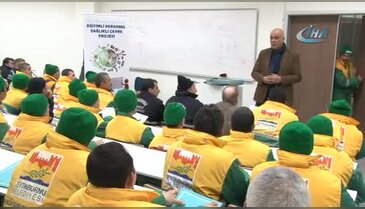 Eğitimli çöpçüler mezuniyetlerini süpürge ve kovalarıyla kutladı
