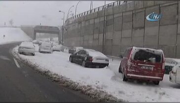 Kar nedeniyle yolda kalan aracını sabah almaya geldi