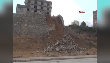 Yağmura dayanamayan çevre duvarı çöktü