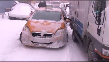 Karda kalan taksiciden ilginç yöntem!
