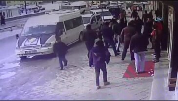 Kürekli, sopalı, bıçaklı kavga güvenlik kamerasına yansıdı