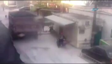 Devrilen kamyonun altında kaldı