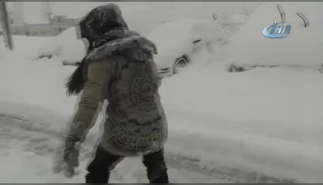 Bursa'da şehrin merkezinde snowboard keyfi