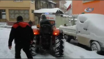 Bursa'da yolda kalan ambulansı köylüler traktörle kurtardı