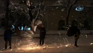 Bursa'da okuyan Endonezyalı öğrenciler karda hatıra fotoğrafı çektirdi
