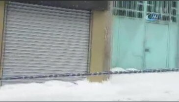 Çatıda oluşan dev kar kütlesi için ekipler seferber oldu
