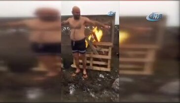 İddiayı kaybedince soğuk havada denize girdi
