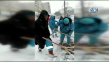 İşçiler hem türkü söyledi hem kar temizliği yaptı