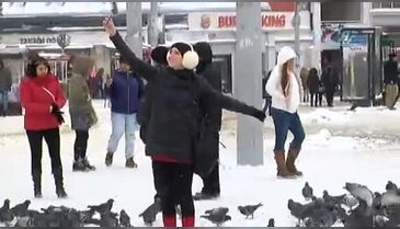 Taksim Meydanı'nda kardan adam yaptılar