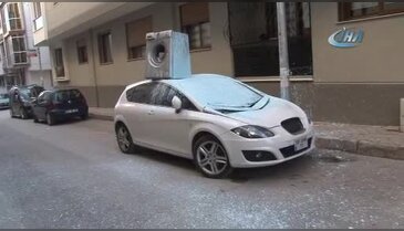 Arabanın üzerine çamaşır makinesi attı