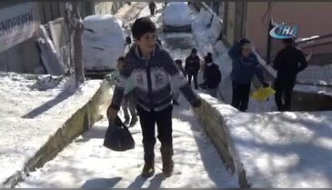 Bursa'da okullar tatil olunca, çocuklar poşetle kayak keyfi yaptı