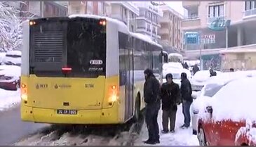 Yoğun kar yağışı vatandaşlara zor anlar yaşattı