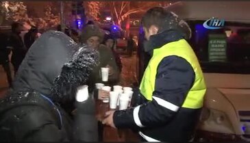 Karda işe giden İstanbullulara sıcak çorba servisi