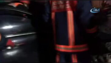 Buzlanan yolda kayan araç, kamyona çarptı