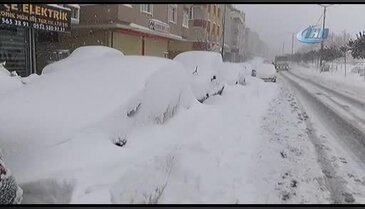 Yüzlerce araç kar altında kaldı