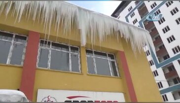 Buz sarkıtları tehlike oluşturuyor