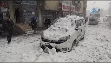 Çatıda biriken kar kütlesi aracın üzerine düştü