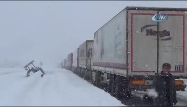 Tokat'ta uluslararası yol kar yağışı nedeniyle ulaşıma kapandı