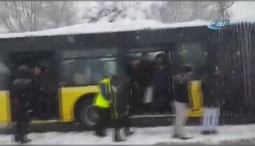 İETT otobüsü yolda kaldı, vatandaş türlü türlü yöntem denedi
