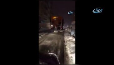İstanbul Maltepe Belediye Başkanı karda kalan araçları itti