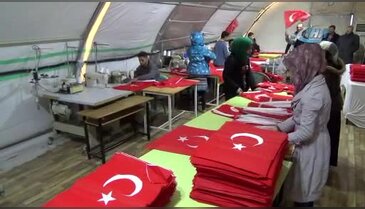 Suriyeliler 50 bin adet Türk Bayrağı dikiyor