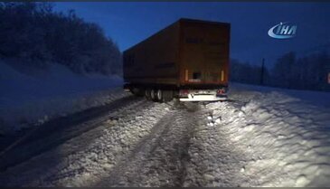 Kayan tırı vatandaşlar iterek yolu açtı