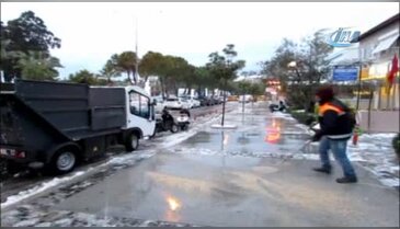 Çeşme'nin ünlü plajı beyaza büründü