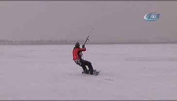 Donan Büyükçekmece Gölü'nde Snowkite yaptı