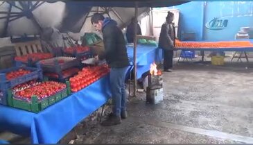 Pazarcılar tenekede ateş yakarak ısınıyor