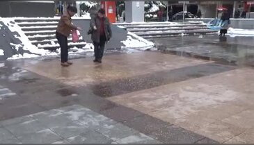 Cebindeki son parasıyla güvercinleri doyurdu