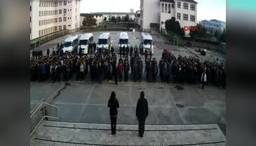 Lisede bayrak töreninde, öğrenciler öğretmene saldırdı