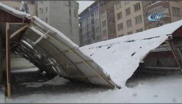 Manisa'da okulun garaj çatısı çöktü