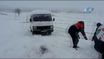 Kara saplanan okul servisleri kurtarıldı
