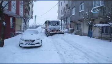 Kar çalışması yapan belediye ekiplerine esnaftan çay ikramı