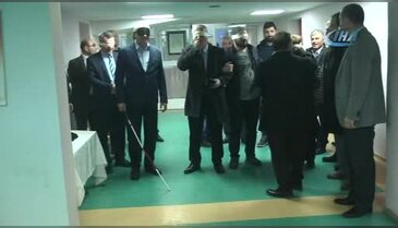 Başkan ve gazeteciler gözlerini kapatıp yürüdü, yemek yemeye çalıştı