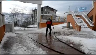 Okul bahçeleri deniz suyu ile temizleniyor
