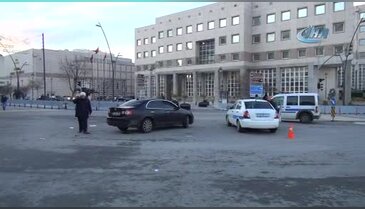 Çatışmanın ardından polis ekipleri durdurdukları araçta 2 kişiyi gözaltına aldı