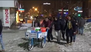 Bursa'da dondurucu soğukta bir kap çorba ile yürekleri ısıtıyorlar