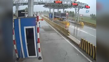 Kontrolü yitirilen TIR gişeye girdi