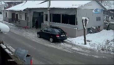 Sigara içmek için çıktığı dükkanın önünde kalp krizi geçirdi