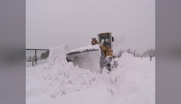 Bursa'da kar kalınlığı 2 metreyi geçti, yol güçlükle ulaşıma açıldı