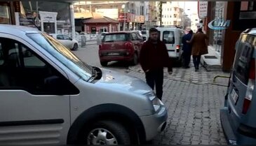 Araçlar kaldırımı yayalar yolu kullanıyor