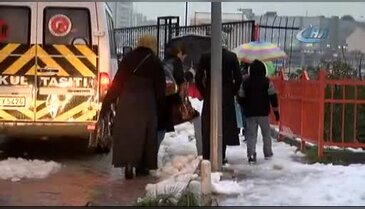 Öğrenciler ve veliler karlı yollarda okula ulaşmakta zorlandı