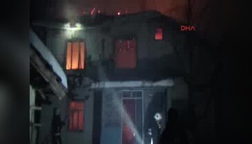 Bursa'da yaşlı çiftin evi alevlere teslim oldu, itfaiye buzlanma sebebiyle yolda kaldı