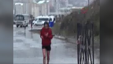 Zonguldak'ta yağmur altında kros