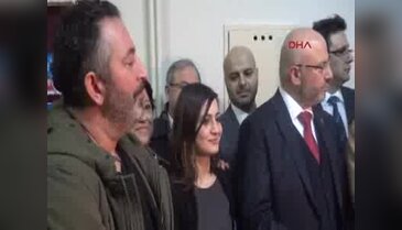 Cem Yılmaz, Darıca'da ilkokulda laboratuvar açılışına katıldı