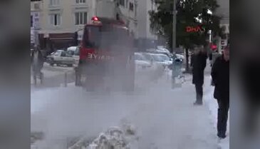 Çanakkale Çan'da kar ve buzlanmaya karşı termal su ile temizlik