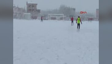 Karla kaplı sahada antrenman