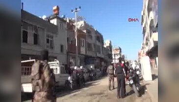 Adana'da duvar yazılarını tek tek sildi